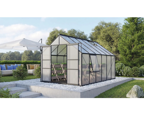 Gewächshaus Vitavia Meridian 2 9900 Hohlkammerplatten 4 mm 257x383 cm schwarz Gewächshaus mit geöffneter Tür und Fenster in einem Garten