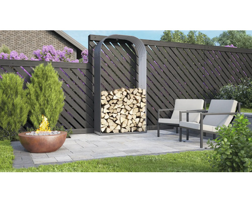 Aussenbereich mit Feuerstelle, Brennholzregal und Gartenmöbeln