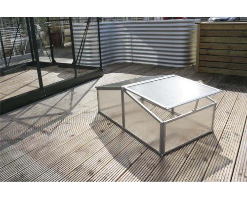 Frühbeetkasten aus Kunststoff und Aluminium auf einer Terrasse