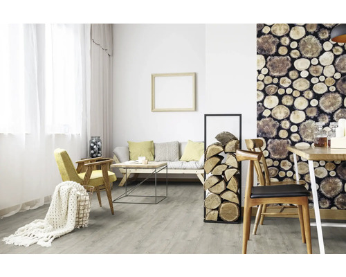 Wohnzimmer mit Sofa, Tisch, Stühlen, Holzwand und Kaminholzregal.