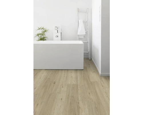 Badezimmer mit Badewanne, Leiter und hellem Holzboden