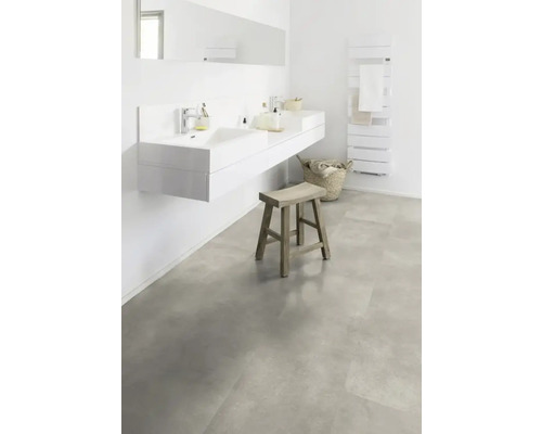 Badezimmer mit Waschbecken, Spiegel, Heizkörper, Hocker und Korb für ein helles und freundliches Ambiente.