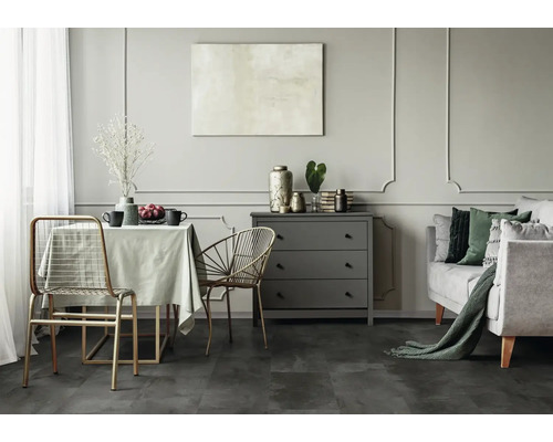 Wohnzimmer mit Esstisch, Stühlen, Kommode und Sofa in einem modernen Design.