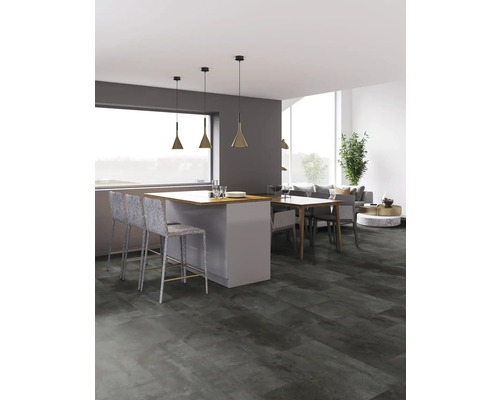 Heller Wohnraum mit Kücheninsel, Essbereich und dunkelgrauem Bodenbelag in Holzoptik