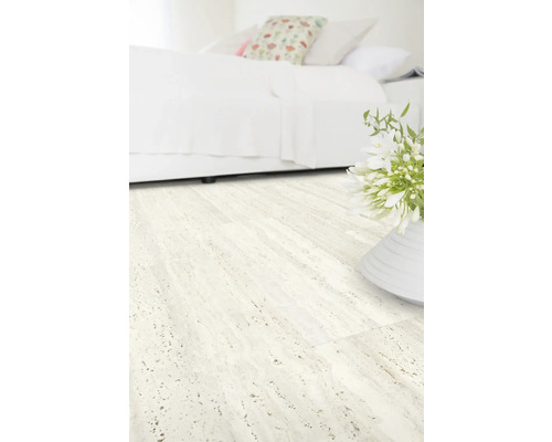 Heller Schlafzimmerboden mit Bett und Blumenvase