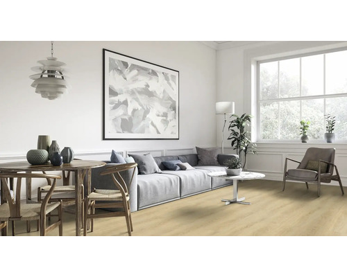 Heller Wohnraum mit Esstisch, Sofa und großem Fenster.