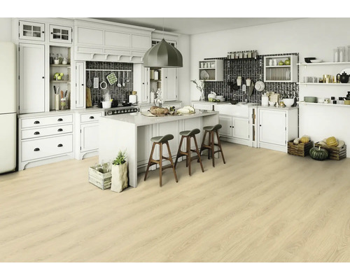 Helle Küche mit Kücheninsel, Barhockern und hellem Holzboden.