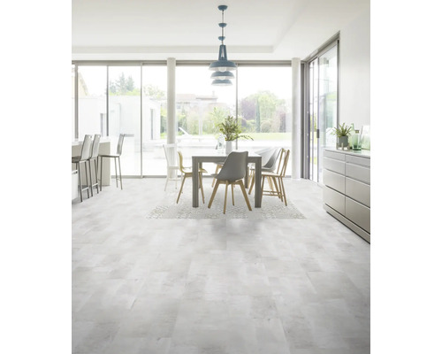 Heller Wohnraum mit Esstisch und Vinylbodenbelag in Steinoptik
