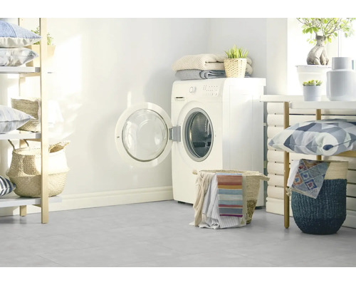 Waschküche mit Waschmaschine, Regalen und Dekoration