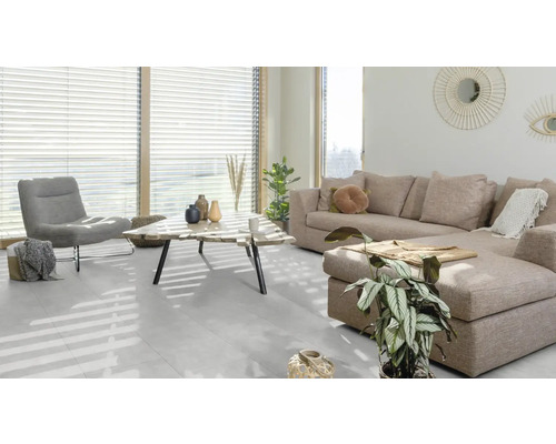 Wohnzimmer mit Sofa, Sessel, Couchtisch und Jalousien