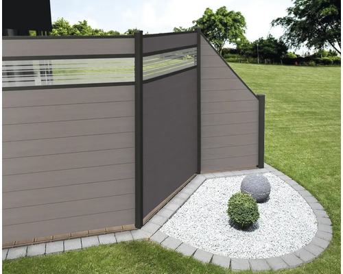 Clôture de jardin en plastique avec éléments décoratifs et parterre de gravier