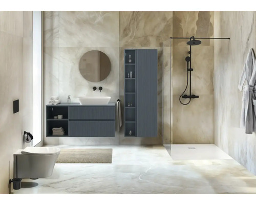 Modernes Badezimmer mit Waschtisch, Spiegel, Toilette und Dusche