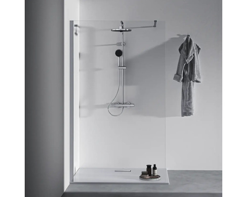 Begehbare Dusche mit Duscharmatur und Handtuchhalterung im modernen Badezimmer