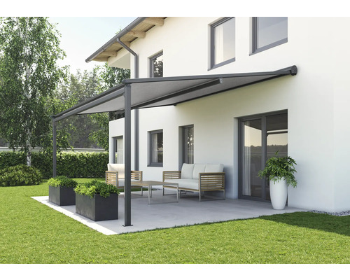 Terrasse mit Markise, Gartenmöbeln und Bepflanzung