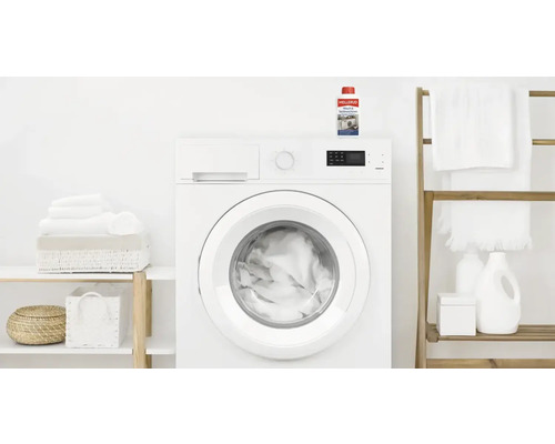 Hellerud Fleckenentferner auf einer Waschmaschine in einem hellen Waschraum.