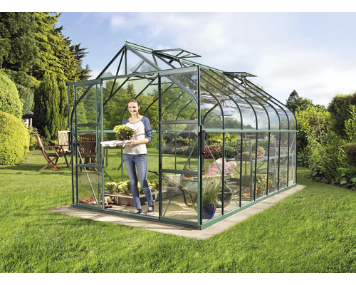 Serre de jardin avec une femme portant une plante.