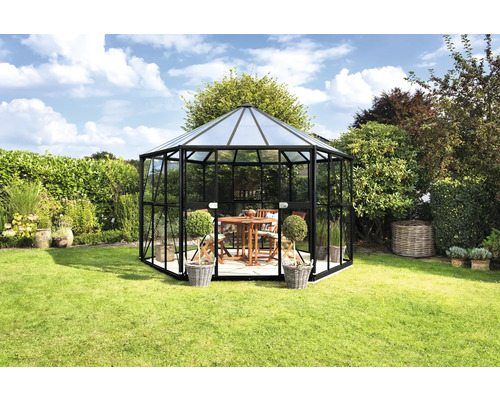 Pavillon de jardin avec table et chaises dans le jardin