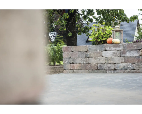 Mur de jardin en briques avec décoration