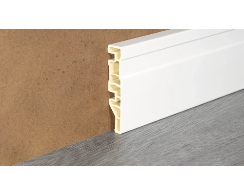 Sockelleiste aus Kunststoff an Wand und Boden