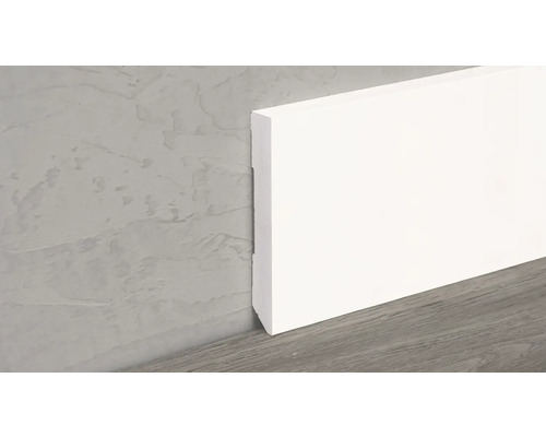 Weisse Sockelleiste an Wand und Boden