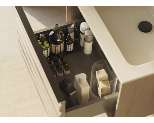 Offene Schublade eines Badezimmerschranks mit verschiedenen Badartikeln