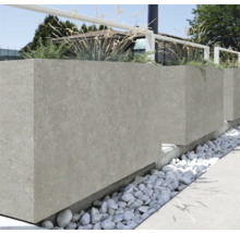 Rechteckiger Pflanzkasten aus Stein mit Kies