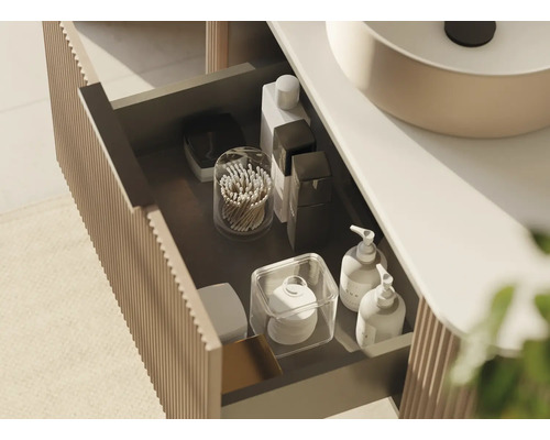 Gros plan d''un meuble de salle de bain avec tiroir ouvert et divers articles de toilette