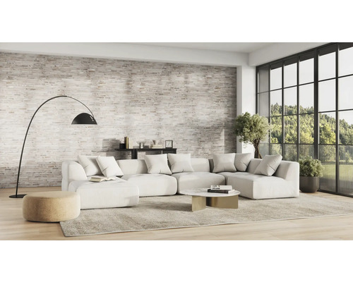 Salon avec canapé modulable, lampadaire, table basse et tapis