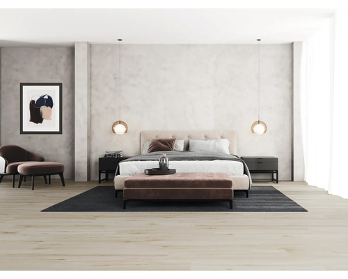 Schlafzimmer mit Bett, Nachttischen, Teppich und Dekorationen