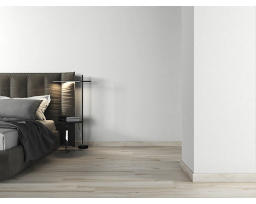 Helles Schlafzimmer mit Doppelbett, Nachttischlampe und Holzboden