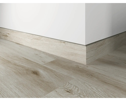 Boden und Sockelleiste mit Holzoptik an einer Wand
