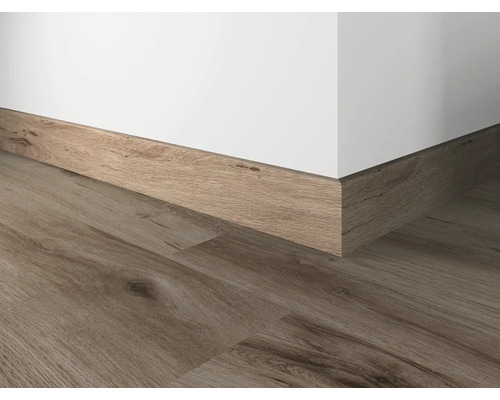 Plinthe en bois montée sur un mur