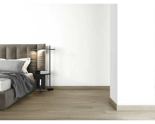 Chambre à coucher avec lit, table de chevet et lampadaire