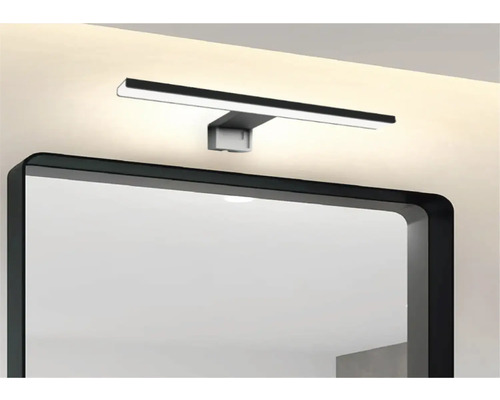 Badezimmer mit einem Spiegel und einer LED-Leuchte