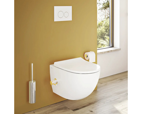 Wandhängendes WC mit Toilettenbürste und Betätigungsplatte in einem Badezimmer