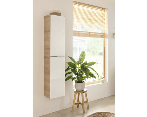 Salle de bains lumineuse avec une armoire haute à deux portes suspendue, aspect bois et blanc