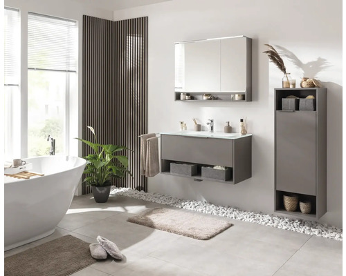 Modernes Badezimmer mit Badewanne, Waschtisch, Spiegelschrank und Hochschrank