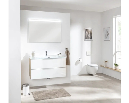 Helles Badezimmer mit Waschtisch, Spiegel und wandhängendem WC für eine moderne Einrichtung.