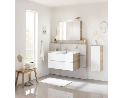 Salle de bains avec meuble-lavabo, armoire de toilette et armoire haute en aspect bois et blanc