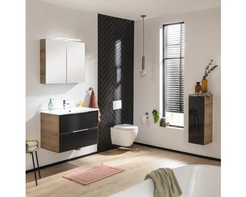 Salle de bain lumineuse avec lavabo, armoire de toilette, WC suspendu, baignoire et suspension
