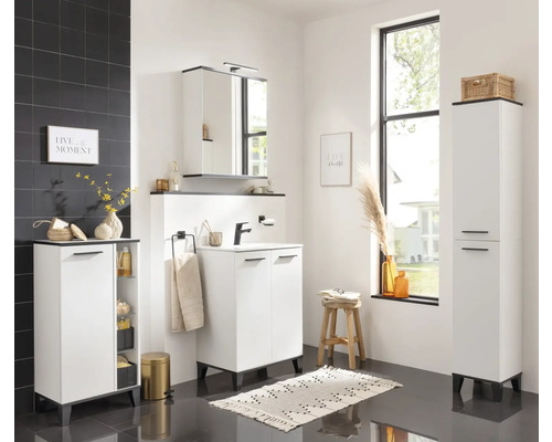 Badezimmer mit Waschtisch, Spiegelschrank, Hochschrank und Unterschrank in hellem und freundlichem Design