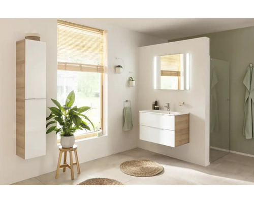 Salle de bains lumineuse avec meuble-lavabo, armoire de toilette, armoire haute et décorations pour une ambiance conviviale.