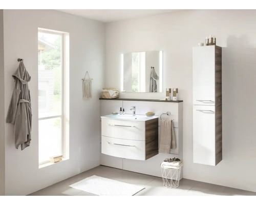 Salle de bains avec meuble sous-vasque, miroir, armoire haute et serviettes