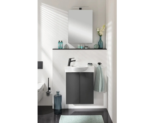 Salle de bains avec lavabo, meuble sous-lavabo, miroir et étagère