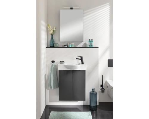 Salle de bain moderne avec meuble-lavabo, miroir, étagère et accessoires