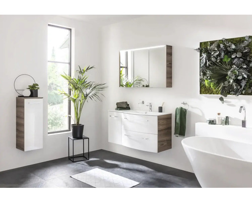 Modernes Badezimmer mit Waschtisch, Spiegelschrank, Badewanne und grüner Wanddekoration.