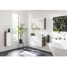 Salle de bain moderne avec meuble sous-vasque, armoire de toilette, baignoire et mur végétal