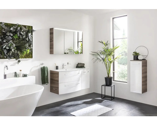 Salle de bain avec baignoire, meuble-lavabo, armoire de toilette et armoire murale au design clair