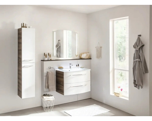 Salle de bains avec meuble-lavabo, armoire de toilette, armoire haute et porte-serviettes au design clair et convivial