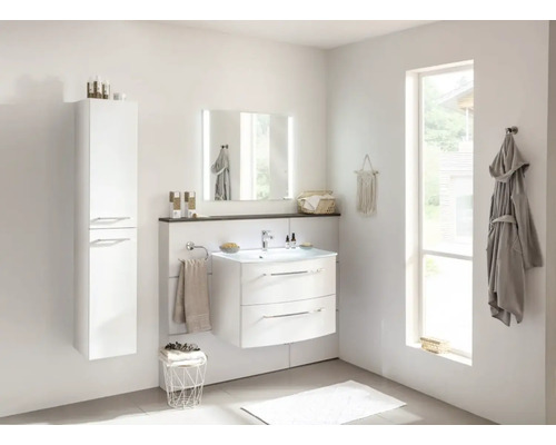 Badezimmer mit Waschtisch, Spiegelschrank und Hochschrank in heller, moderner Gestaltung.